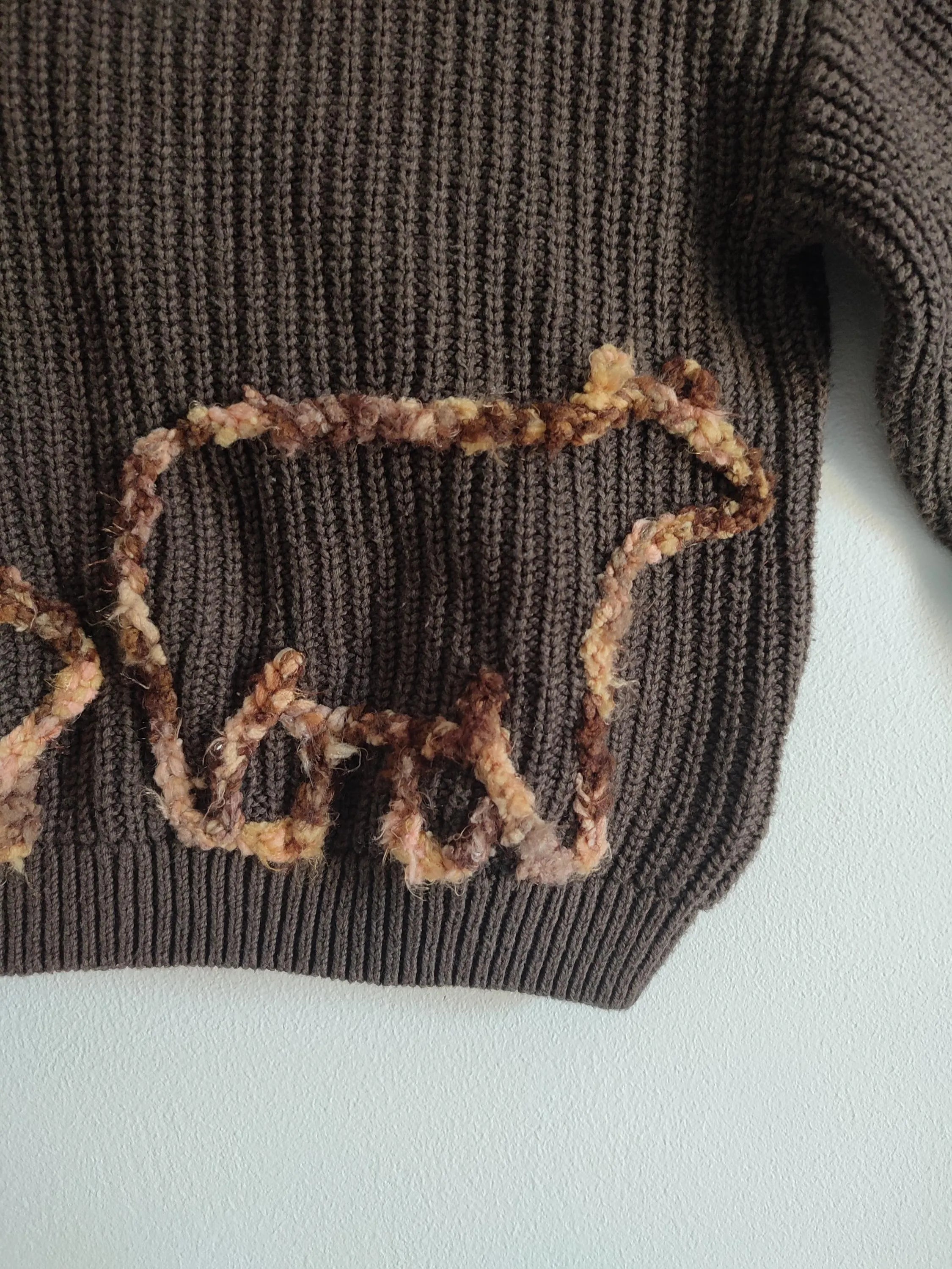 Hand embroidered bear hugs gender neutral jumper. With lovely mama and baby bear. Size 9-12 months