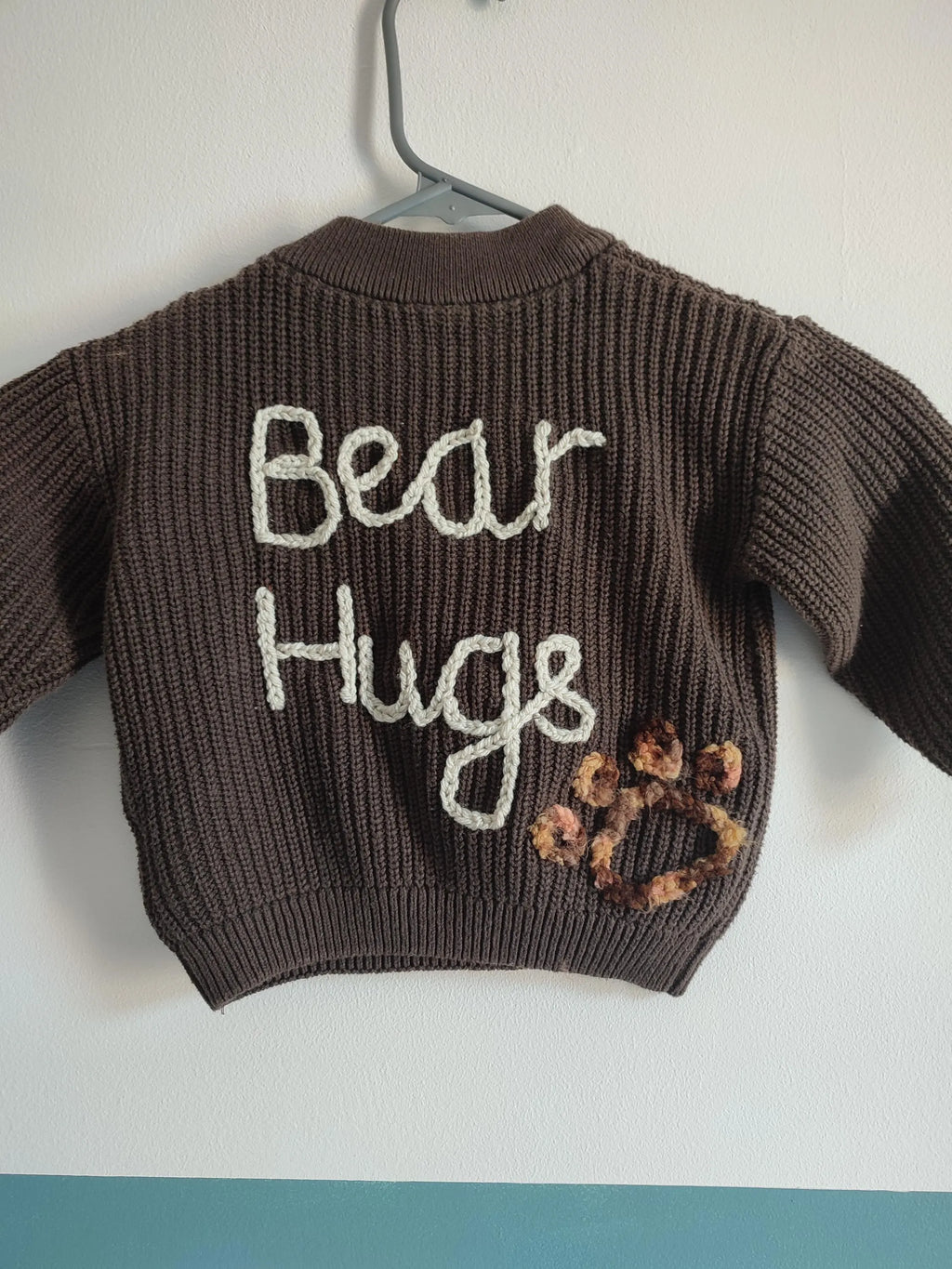 Hand embroidered bear hugs gender neutral jumper. With lovely mama and baby bear. Size 9-12 months