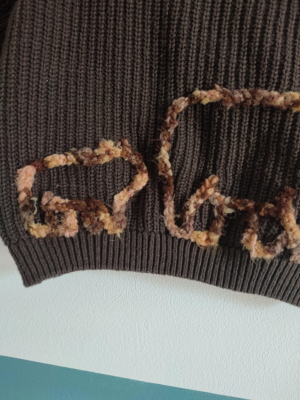 Hand embroidered bear hugs gender neutral jumper. With lovely mama and baby bear. Size 9-12 months