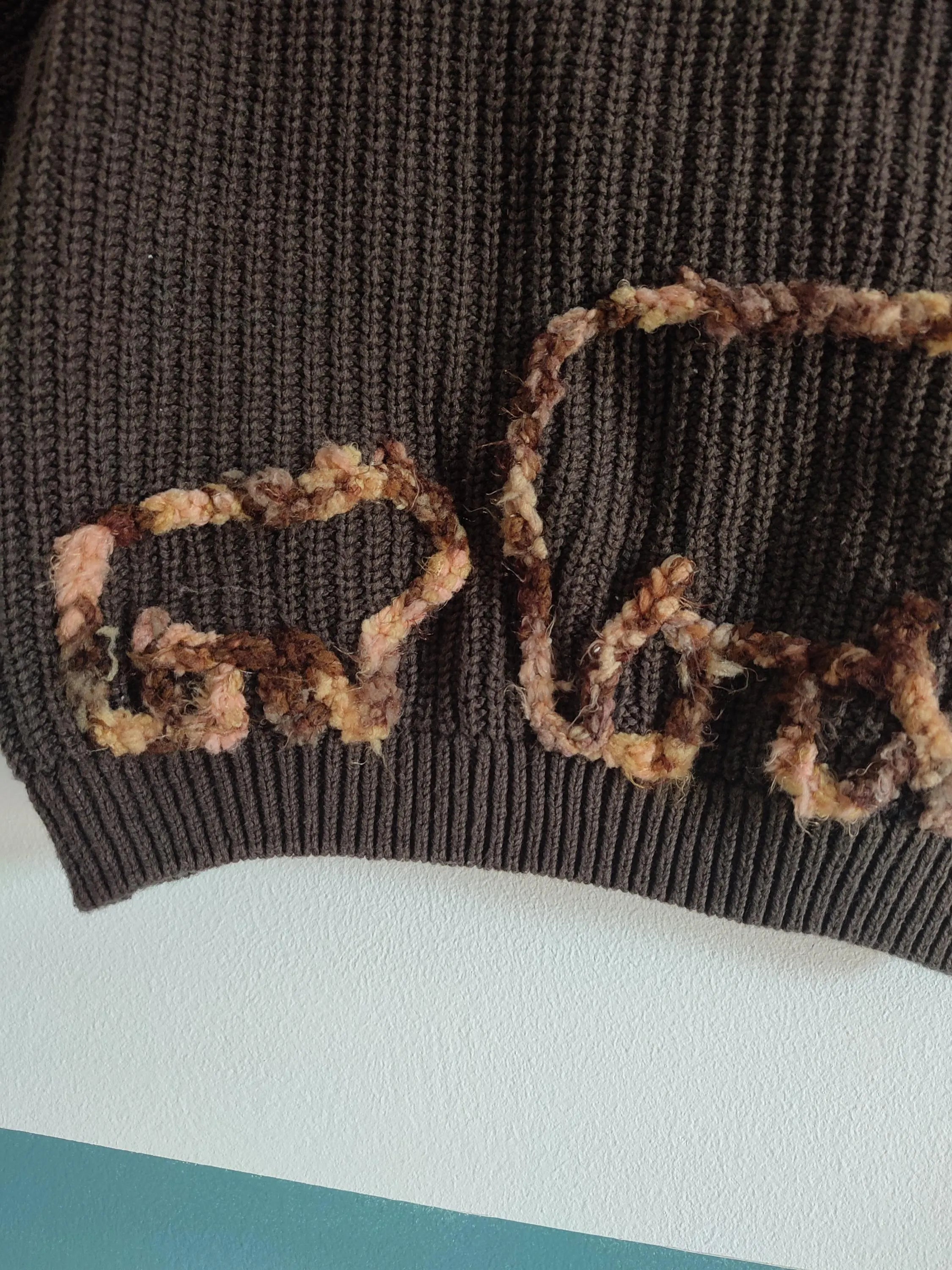 Hand embroidered bear hugs gender neutral jumper. With lovely mama and baby bear. Size 9-12 months