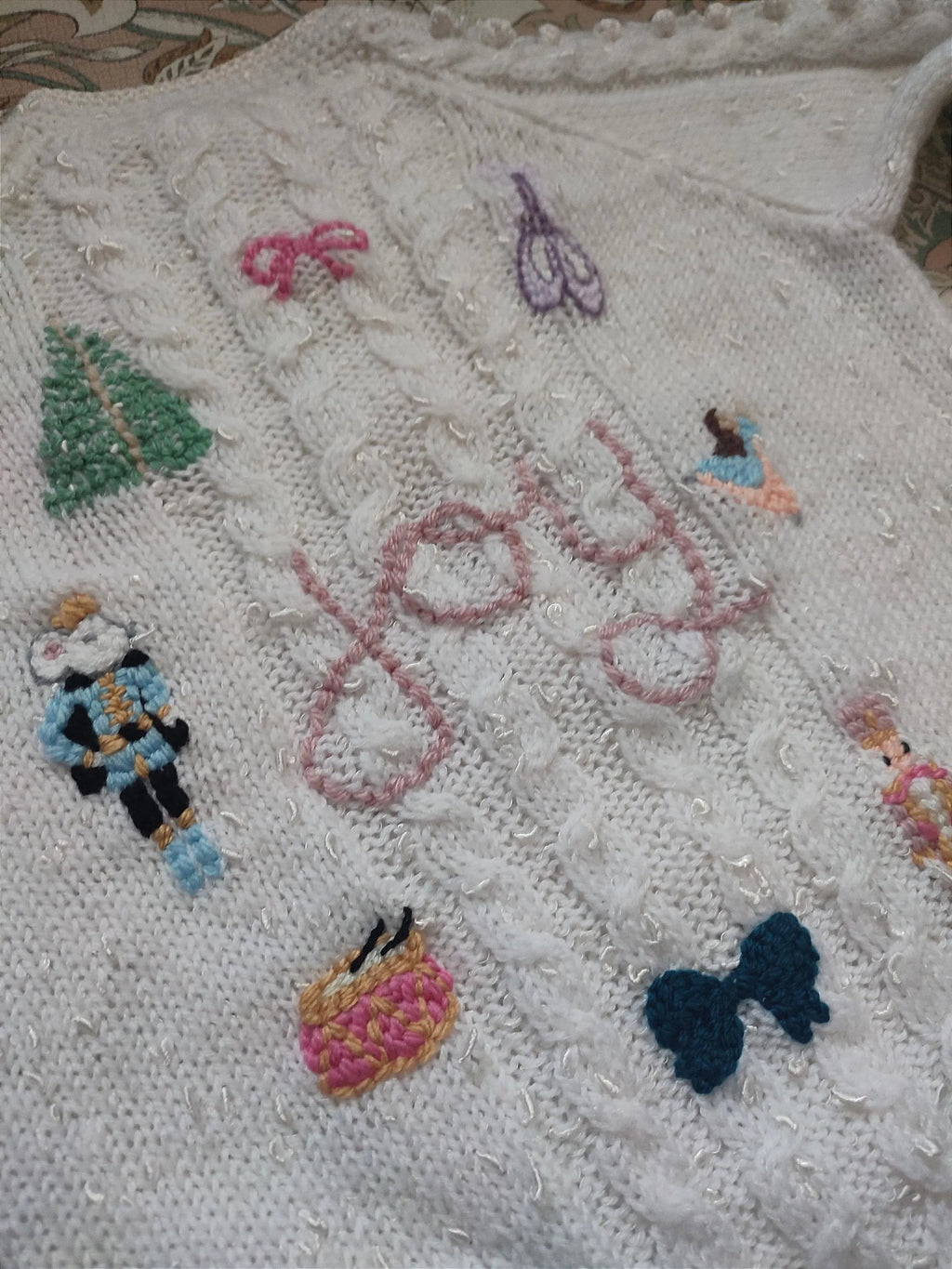 Hand embroidered Christmas The Nutcracker inspired cardigan.Hand knitted white cardigan. Size 3-5 years